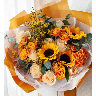 一路向阳-韩式花束系列：向日葵3枝、香槟玫瑰9枝、橙色多头玫5枝、黄色腊梅5枝、大叶尤加利5枝