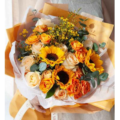 一路向阳-韩式花束系列：向日葵3枝、香槟玫瑰9枝、橙色多头玫5枝、黄色腊梅5枝、大叶尤加利5枝