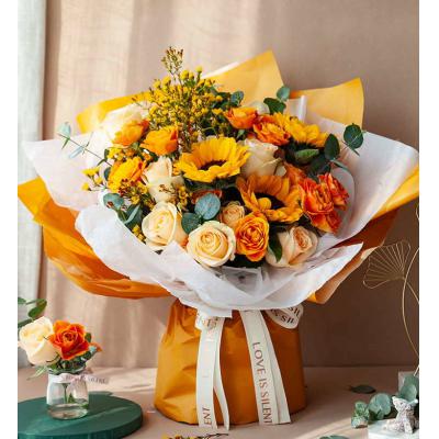 一路向阳-韩式花束系列：向日葵3枝、香槟玫瑰9枝、橙色多头玫5枝、黄色腊梅5枝、大叶尤加利5枝