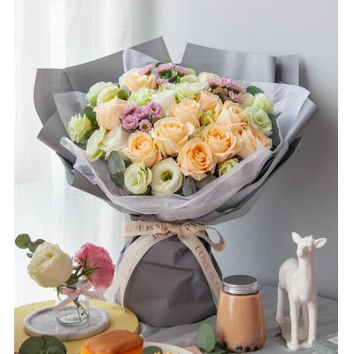 星愿-韩式花束系列：白雪山玫瑰5枝、香槟玫瑰11枝、粉色小菊3枝、3头或以上绿桔梗5枝、尤加利叶5枝