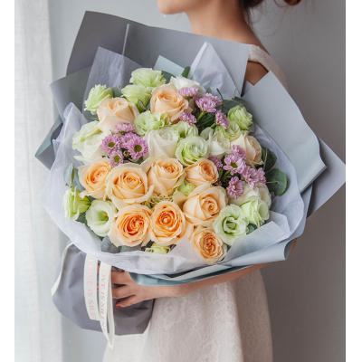 星愿-韩式花束系列：白雪山玫瑰5枝、香槟玫瑰11枝、粉色小菊3枝、3头或以上绿桔梗5枝、尤加利叶5枝