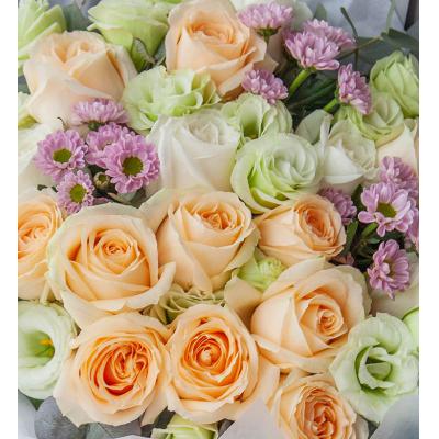 星愿-韩式花束系列：白雪山玫瑰5枝、香槟玫瑰11枝、粉色小菊3枝、3头或以上绿桔梗5枝、尤加利叶5枝