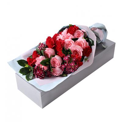 馨情无限-高档礼盒装鲜花:戴安娜粉玫瑰11枝，红色康乃馨11支，红色石竹梅4枝，栀子叶4枝