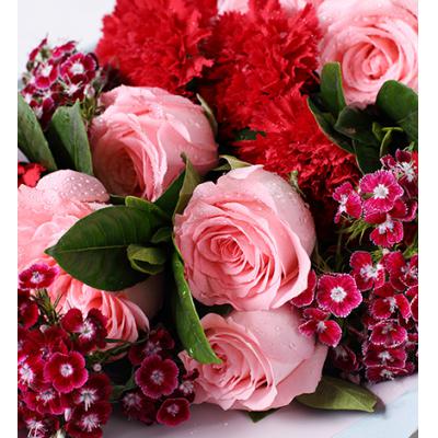馨情无限-高档礼盒装鲜花:戴安娜粉玫瑰11枝，红色康乃馨11支，红色石竹梅4枝，栀子叶4枝