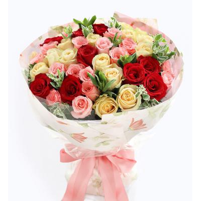 甜蜜纪事-玫瑰共50枝：红玫瑰11枝、香槟玫瑰19枝、戴安娜粉玫瑰20枝、叶上花10枝