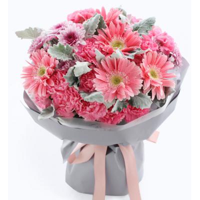 嫣然-粉色康乃馨19枝，粉色扶郎花5枝，紫色小雏菊3枝，银叶菊10枝