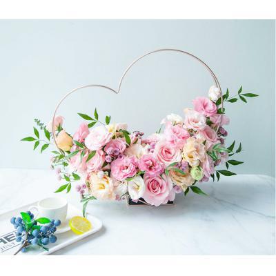 爱的喜悦-粉佳人玫瑰9枝，粉桔梗0.7扎，香槟桔梗0.3扎，粉小菊0.5扎，南天竹叶适量