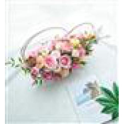 爱的喜悦-粉佳人玫瑰9枝，粉桔梗0.7扎，香槟桔梗0.3扎，粉小菊0.5扎，南天竹叶适量