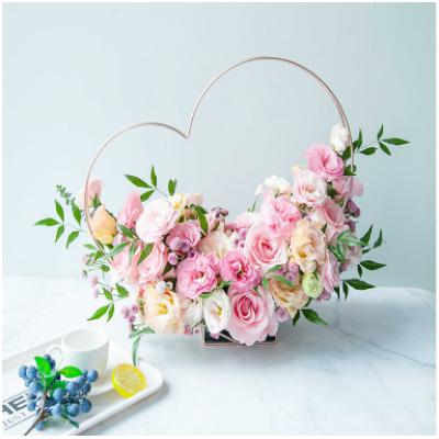爱的喜悦-粉佳人玫瑰9枝，粉桔梗0.7扎，香槟桔梗0.3扎，粉小菊0.5扎，南天竹叶适量