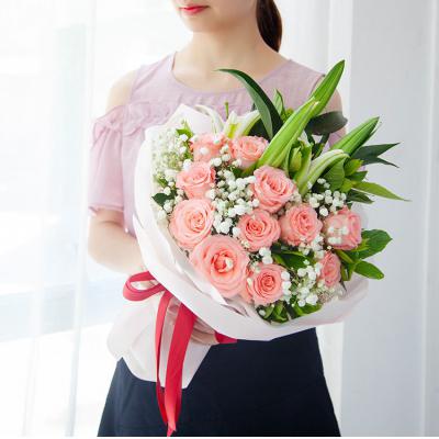 为爱相随-多头百合1枝，戴安娜粉玫瑰11枝，满天星0.3扎、栀子叶1扎