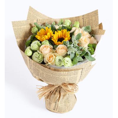 晴朗-香槟玫瑰11枝，向日葵2枝，绿色桔梗5枝，绿色小菊3枝，叶上花3枝