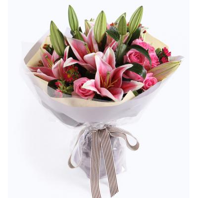 好时光-多头粉色香水百合4枝，苏醒粉玫瑰9枝，迷你菊5枝、叶上花5枝、红豆5枝
