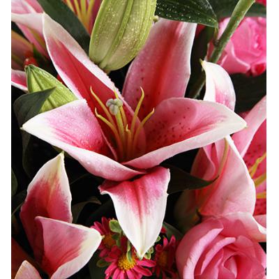 好时光-多头粉色香水百合4枝，苏醒粉玫瑰9枝，迷你菊5枝、叶上花5枝、红豆5枝
