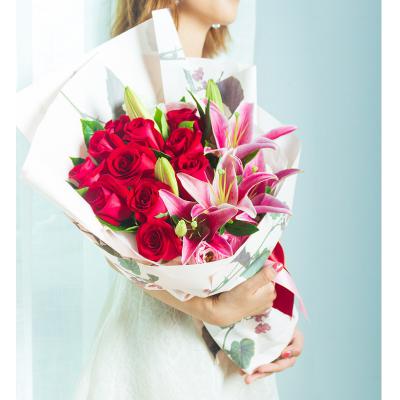 一恋心安-卡罗拉红玫瑰11枝，粉百合2枝，粉色洋桔梗5枝，栀子叶10枝！