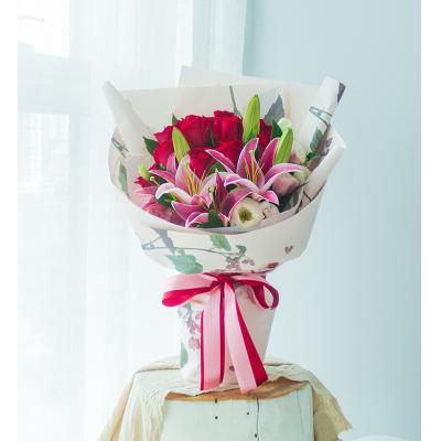 一恋心安-卡罗拉红玫瑰11枝，粉百合2枝，粉色洋桔梗5枝，栀子叶10枝！