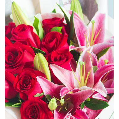 一恋心安-卡罗拉红玫瑰11枝，粉百合2枝，粉色洋桔梗5枝，栀子叶10枝！