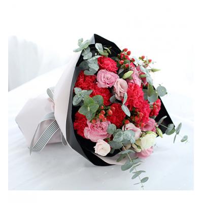 相思红-红色康乃馨11枝，粉色桔梗4枝，红豆5枝，尤加利10枝（如当地红豆缺货，用相思梅等其他寓意相近配材替代。）