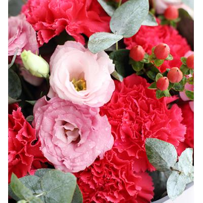 相思红-红色康乃馨11枝，粉色桔梗4枝，红豆5枝，尤加利10枝（如当地红豆缺货，用相思梅等其他寓意相近配材替代。）