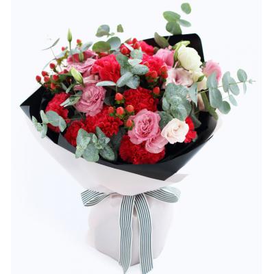 相思红-红色康乃馨11枝，粉色桔梗4枝，红豆5枝，尤加利10枝（如当地红豆缺货，用相思梅等其他寓意相近配材替代。）