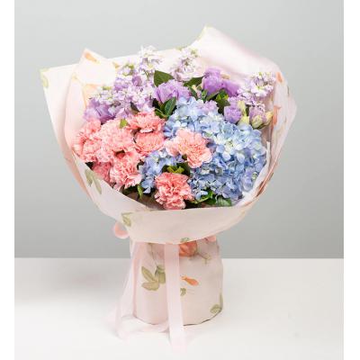 真的爱你-粉色康乃馨10枝，浅蓝色绣球1枝，浅紫色紫罗兰5枝（紫罗兰花期为12-4月，其他月份用粉色/浅紫金鱼草等相似线条状花材替代），浅紫洋桔梗6枝，栀子叶10枝