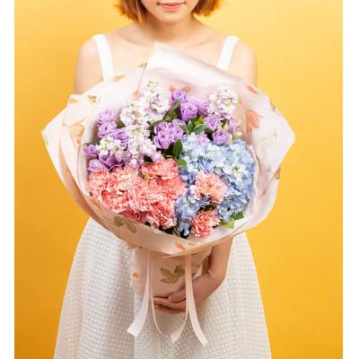 真的爱你-粉色康乃馨10枝，浅蓝色绣球1枝，浅紫色紫罗兰5枝（紫罗兰花期为12-4月，其他月份用粉色/浅紫金鱼草等相似线条状花材替代），浅紫洋桔梗6枝，栀子叶10枝