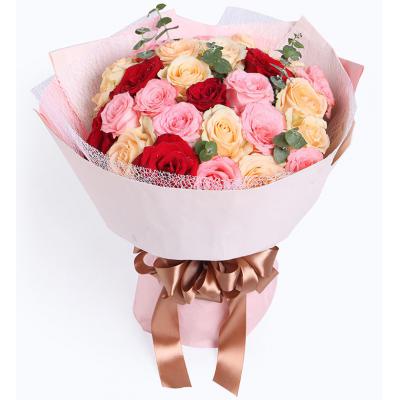 梦想缤纷-戴安娜粉玫瑰11枝,香槟玫瑰13枝,红玫瑰5枝，搭配适量绿叶