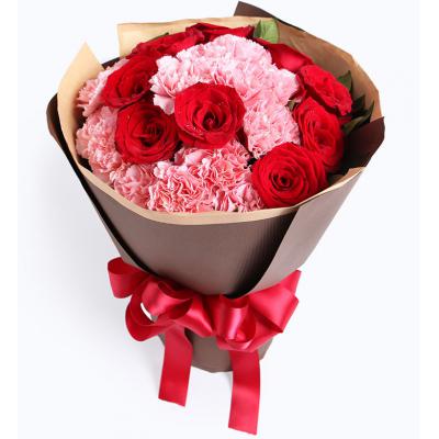 你的笑颜-康乃馨+玫瑰共22枝：13枝粉康乃馨，9枝红玫瑰，周边搭配适量绿叶。