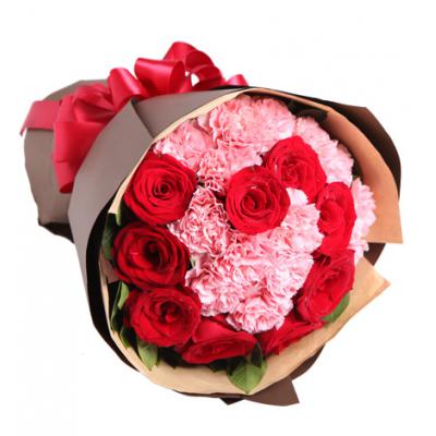 你的笑颜-康乃馨+玫瑰共22枝：13枝粉康乃馨，9枝红玫瑰，周边搭配适量绿叶。