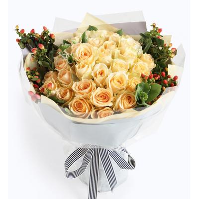 浪漫的味道-香槟玫瑰33枝，红豆3枝（如当地红豆缺货，用相思梅等其他寓意相近配材替代）