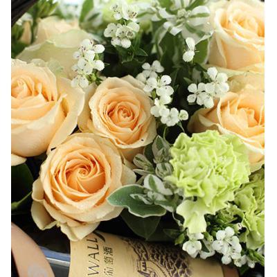 常相伴-香槟玫瑰16枝，绿色康乃馨12枝，白色相思梅5枝，栀子叶1扎，叶上白8枝。长城干红葡萄酒1支