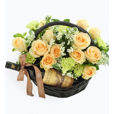 常相伴-香槟玫瑰16枝，绿色康乃馨12枝，白色相思梅5枝，栀子叶1扎，叶上白8枝。长城干红葡萄酒1支