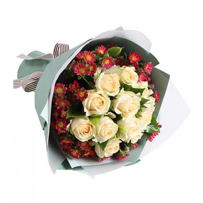 清风雅韵-香槟玫瑰12枝，迷你菊6枝，栀子叶半扎（如当地迷你菊缺货，用勿忘我或者石竹梅代替）