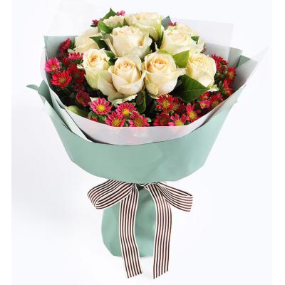 清风雅韵-香槟玫瑰12枝，迷你菊6枝，栀子叶半扎（如当地迷你菊缺货，用勿忘我或者石竹梅代替）