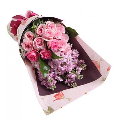 美丽心情-精品玫瑰系列：粉佳人粉玫瑰11枝，水粉色苏醒玫瑰3枝，粉色紫罗兰5枝（紫罗兰花期为12-4月，其他月份用粉色金鱼草或者粉色剑兰代替），搭配适量山苏叶、叶上花