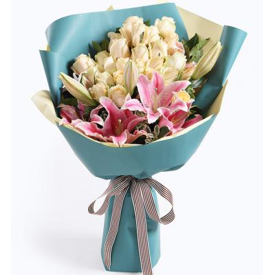温暖的时光-香槟玫瑰29枝，多头粉色香水百合3枝，叶上花3枝
