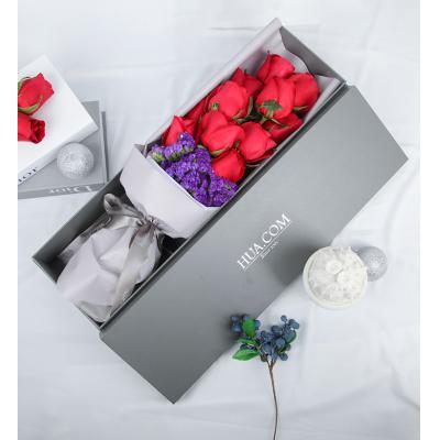 燃梦-高档礼盒装鲜花:卡罗拉红玫瑰11枝，深紫色勿忘我适量