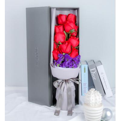 燃梦-高档礼盒装鲜花:卡罗拉红玫瑰11枝，深紫色勿忘我适量