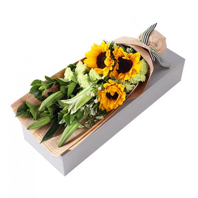 向阳的温暖--向日葵3枝，绿色康乃馨8枝，白百合2枝，栀子叶4枝，白色相思梅2枝