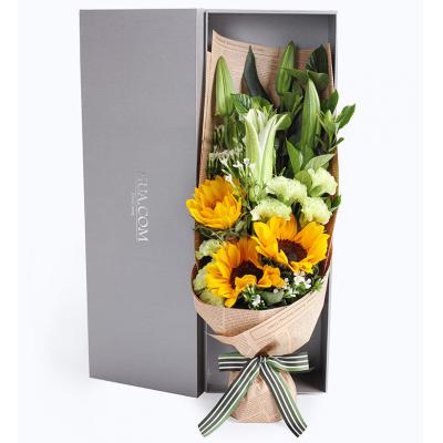 向阳的温暖--向日葵3枝，绿色康乃馨8枝，白百合2枝，栀子叶4枝，白色相思梅2枝