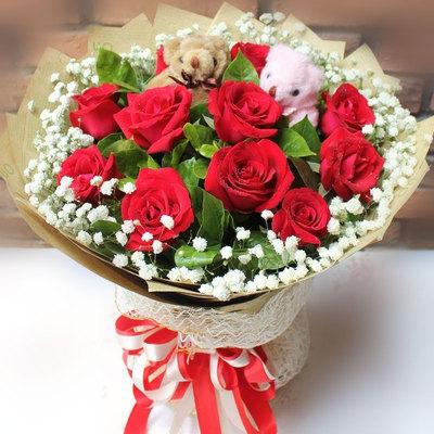 携手一生--11枝优质红玫瑰搭配绿叶，满天星，随机赠送2只小熊,卡其色报纸圆形