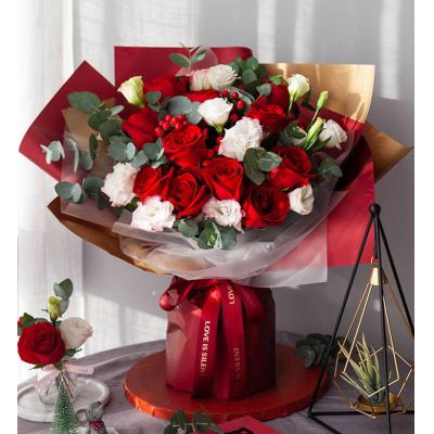 初心不负-韩式花束系列：卡罗拉玫瑰11枝、3头或以上白底粉边洋桔梗5枝、大叶尤加利10枝、4枝红豆