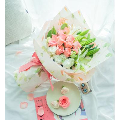 粉雪佳人-戴安娜粉玫瑰11枝，白色香水百合2枝，白色洋桔梗5枝，栀子叶10枝
