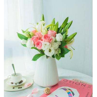 粉雪佳人-戴安娜粉玫瑰11枝，白色香水百合2枝，白色洋桔梗5枝，栀子叶10枝