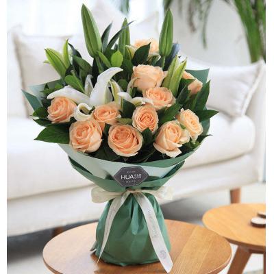 恋恋情深-11枝香槟玫瑰，多头白百合2枝，栀子叶8枝包 装：深浅绿双面人造纸2张，米白色缎带1.5米