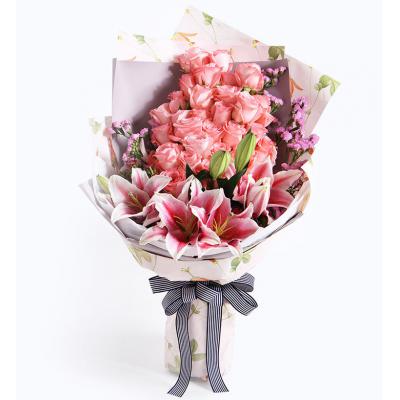 甜蜜物语-黛安娜粉玫瑰33枝，多头粉色香水百合3枝，粉色勿忘我0.3扎