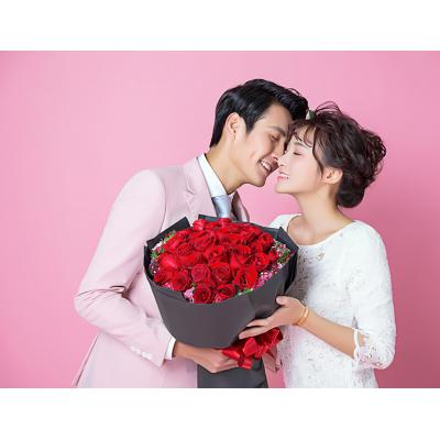 忘情巴黎-33枝红玫瑰，石竹梅20枝