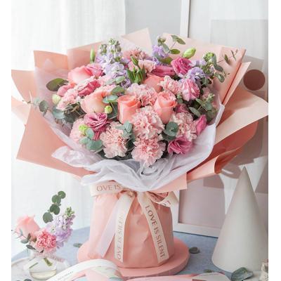 温柔以待-韩式花束系列：粉色康乃馨13枝，戴安娜玫瑰5枝、3头或以上粉色洋桔梗5枝、浅紫紫罗兰5枝、尤加利10枝包