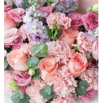 温柔以待-韩式花束系列：粉色康乃馨13枝，戴安娜玫瑰5枝、3头或以上粉色洋桔梗5枝、浅紫紫罗兰5枝、尤加利10枝包