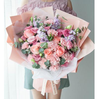 温柔以待-韩式花束系列：粉色康乃馨13枝，戴安娜玫瑰5枝、3头或以上粉色洋桔梗5枝、浅紫紫罗兰5枝、尤加利10枝包