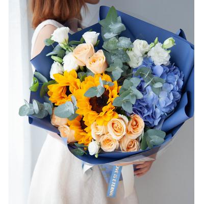 星河璀璨-香槟玫瑰9枝、蓝绣球、向日葵、白色洋桔梗、大叶尤加利